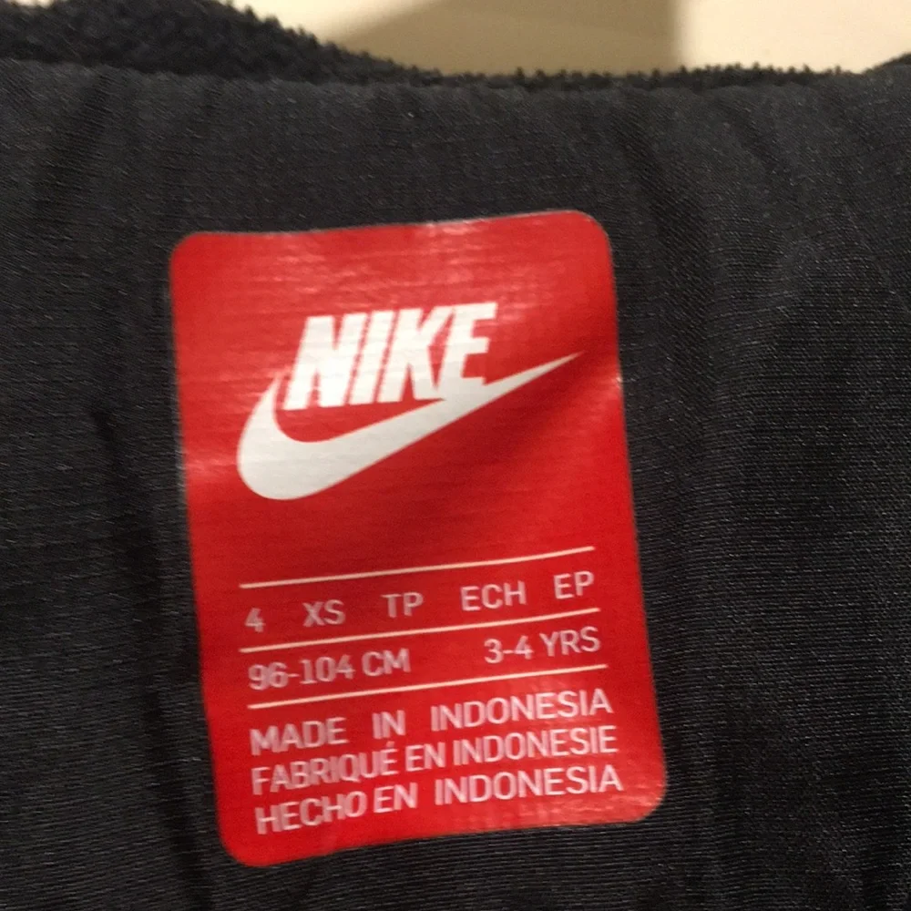 Like New! Nike boys Windbreaker ZipUP fleece lined hood jacket kids size 4 black